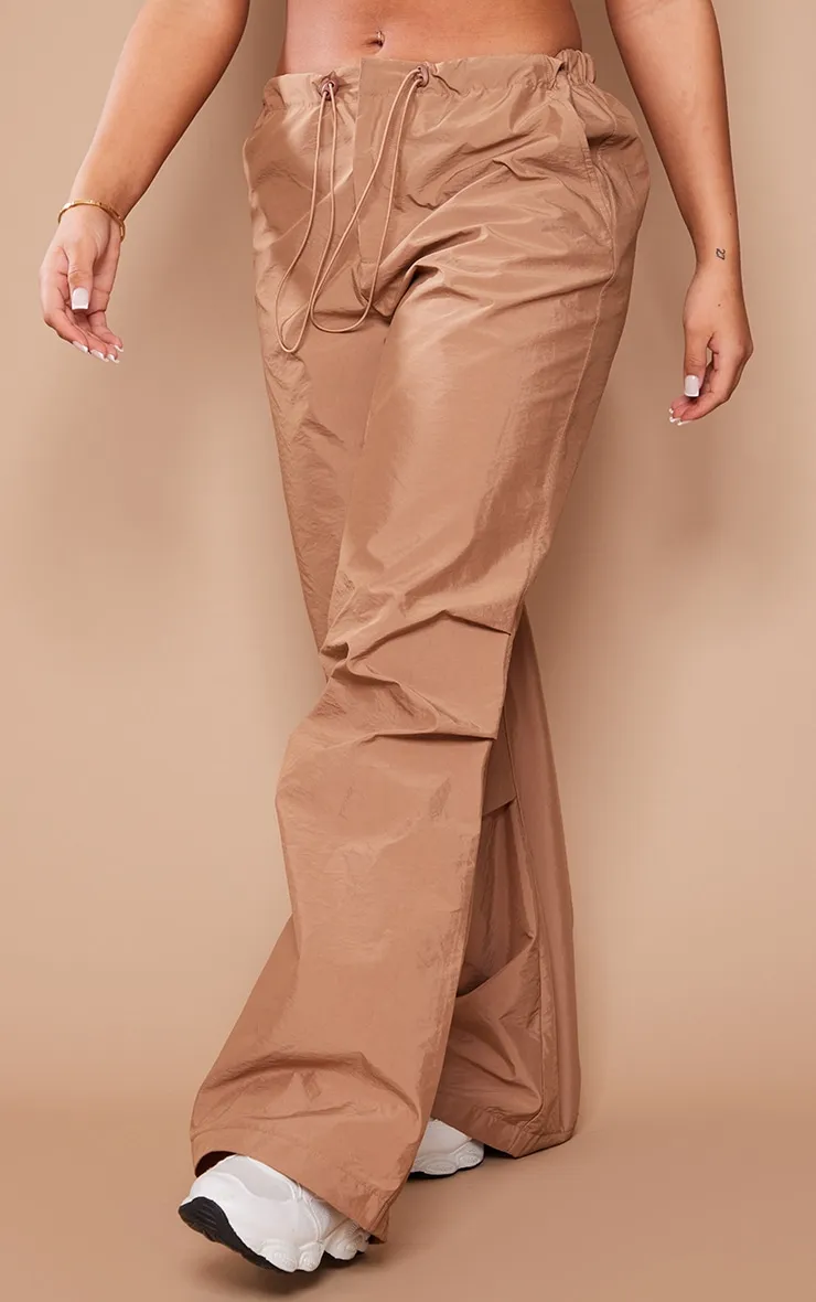 Pantalon cargo en nylon taupe taille basse à cordons ajustables sur la taille