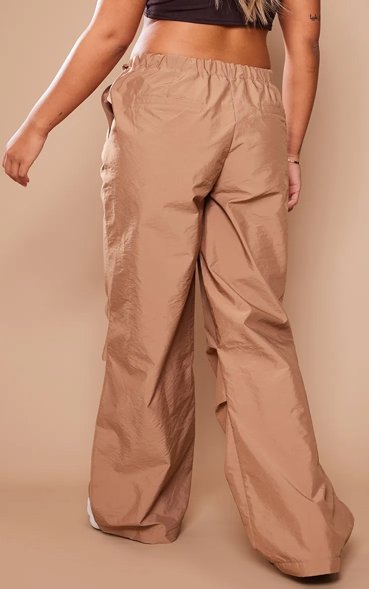 Pantalon cargo en nylon taupe taille basse à cordons ajustables sur la taille