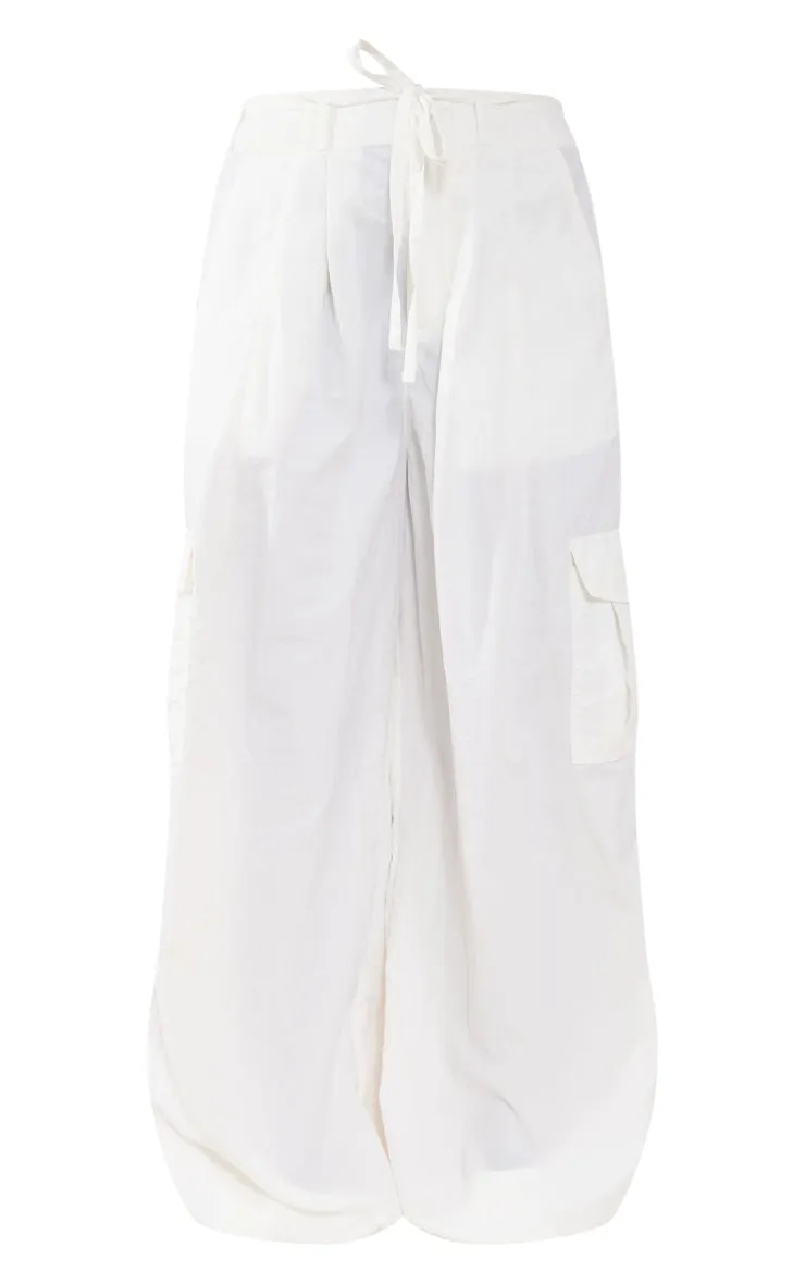 Pantalon cargo style parachute oversize en nylon blanc