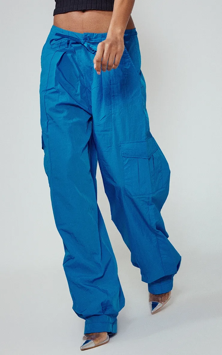 Pantalon cargo style parachute oversize en nylon bleu vif