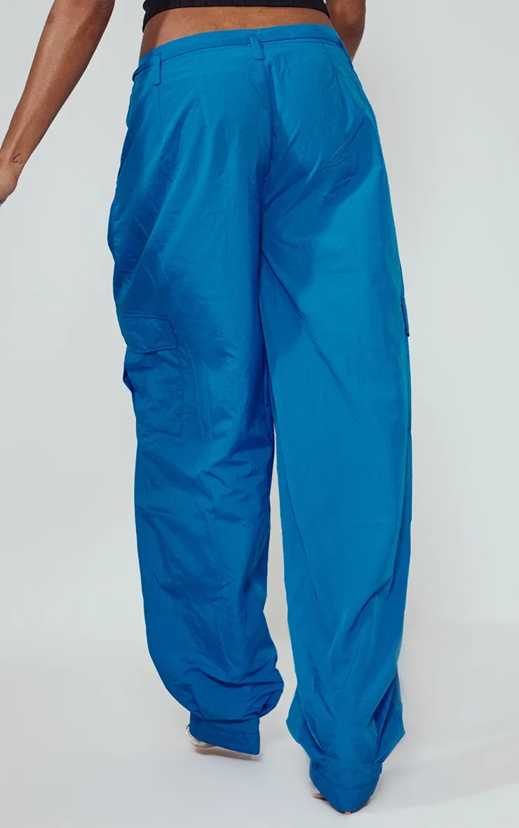 Pantalon cargo style parachute oversize en nylon bleu vif