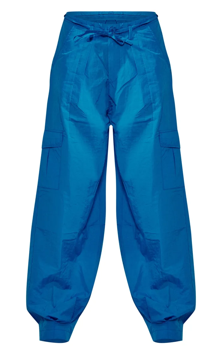 Pantalon cargo style parachute oversize en nylon bleu vif