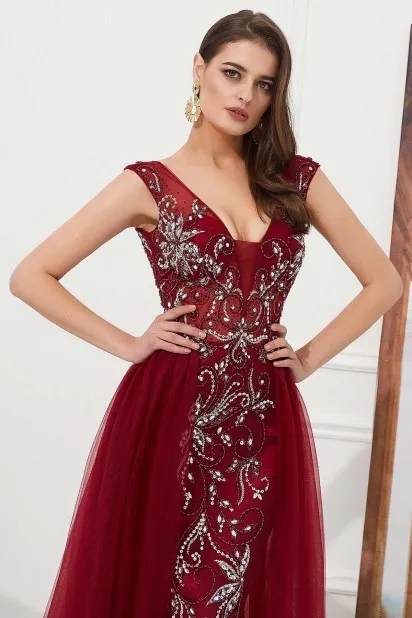 Robe cérémonie sirène bordeaux avec jeu de transparence travaillé de bijoux - Robedesoireelongue.fr