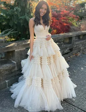 Robe de bal de fin d'année en tulle beige à bretelles spaghetti avec fente