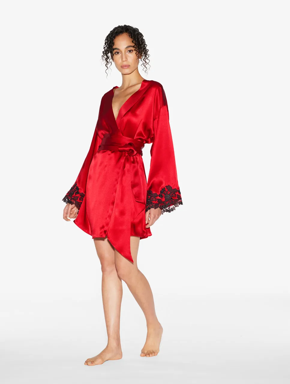 Robe de chambre courte en soie rouge avec broderie en guipure «frastaglio» noire x