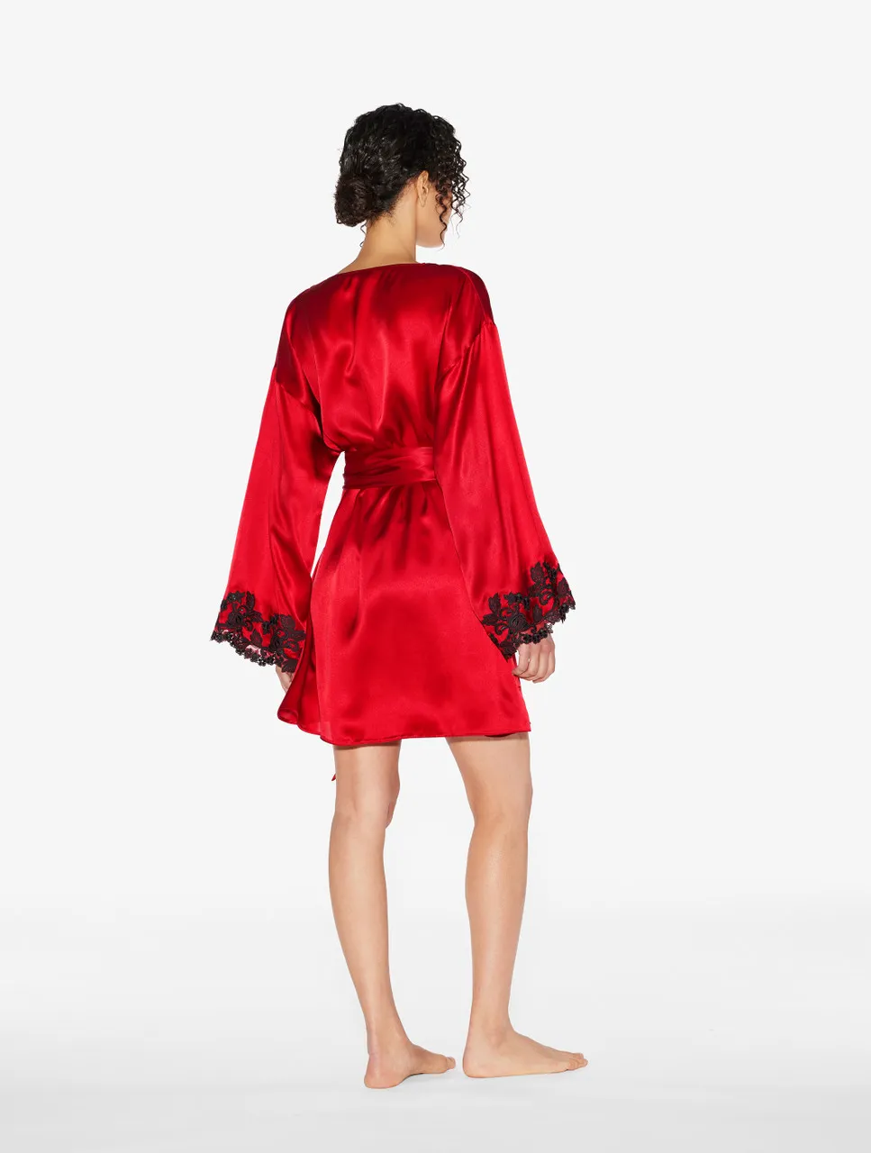 Robe de chambre courte en soie rouge avec broderie en guipure «frastaglio» noire x