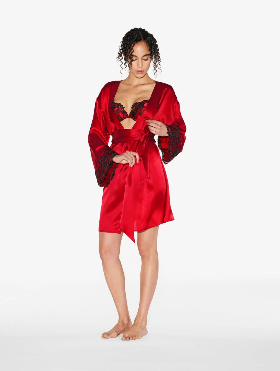 Robe de chambre courte en soie rouge avec broderie en guipure «frastaglio» noire x