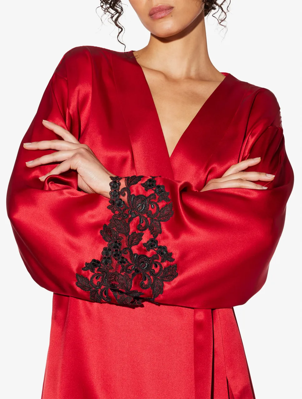 Robe de chambre courte en soie rouge avec broderie en guipure «frastaglio» noire x