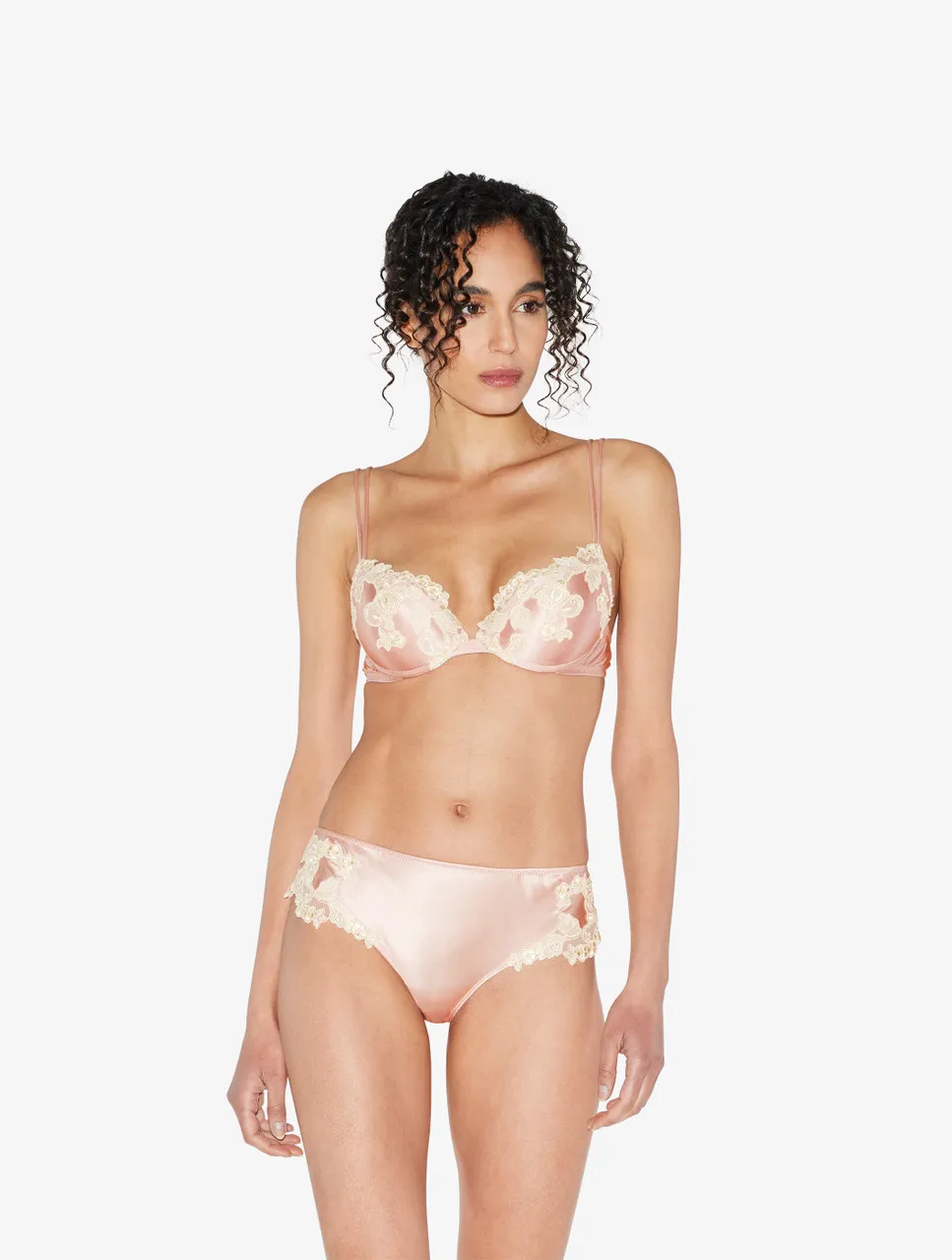 Soutien-gorge push-up en soie rose rehaussée d’une broderie en guipure «frastaglio» ivoire