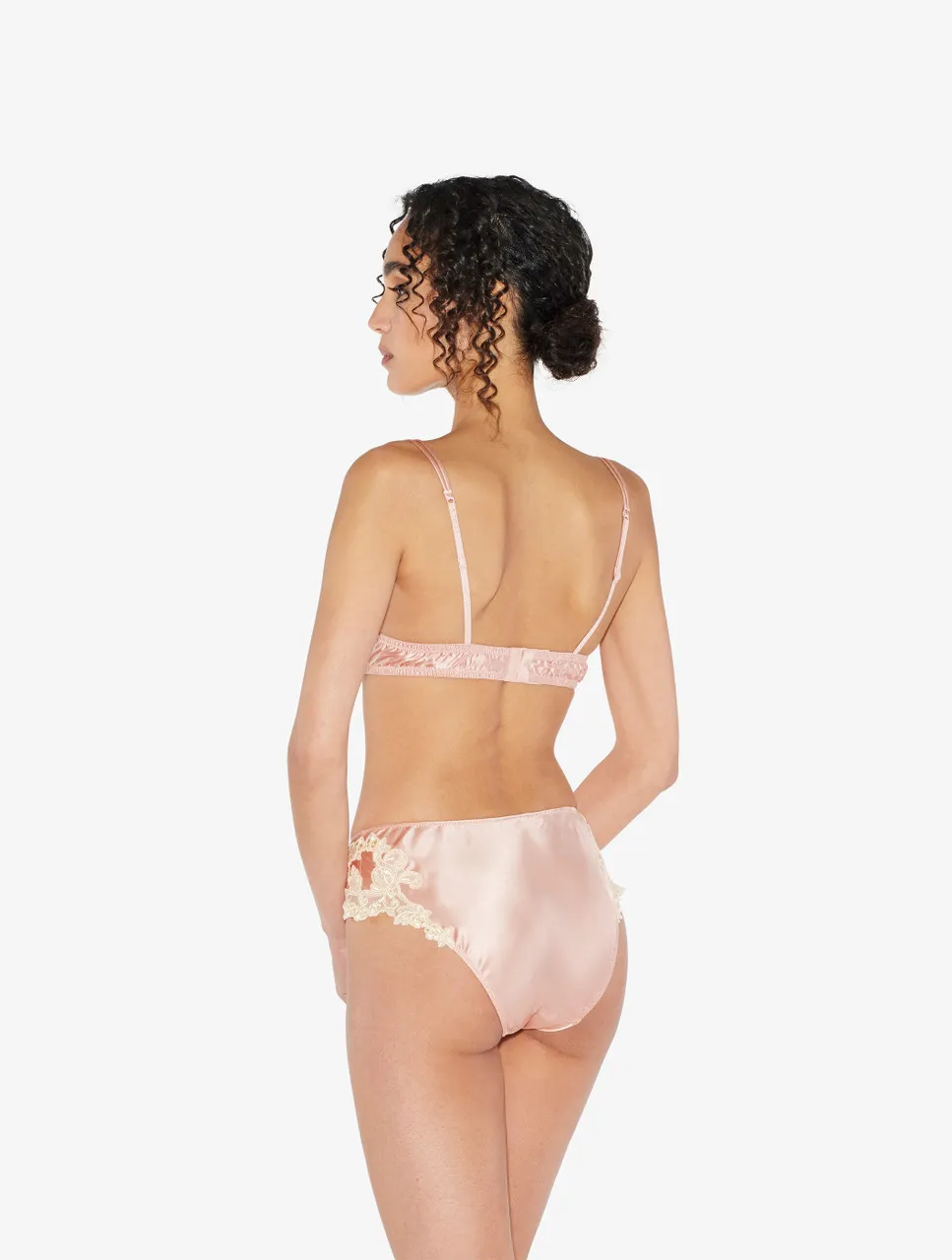 Soutien-gorge push-up en soie rose rehaussée d’une broderie en guipure «frastaglio» ivoire