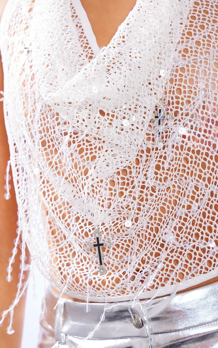 Top blanc en résille à dos nu avec sequins et franges